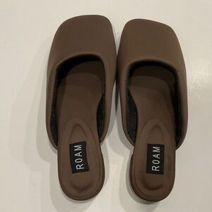 ROAM Puffed Square Heel  Taupe Size 7 NEW